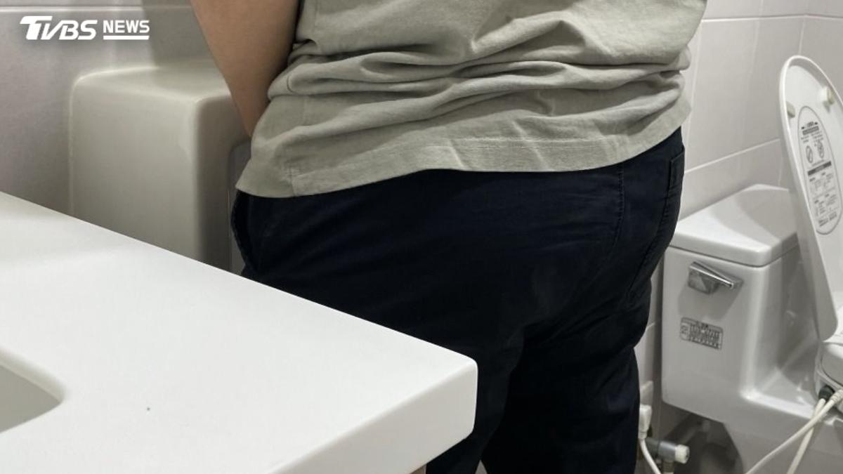 血檢正常也出事!男子「尿黃半年」竟罹癌王 醫:4前兆小心