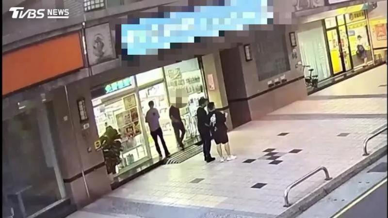 網友曾目擊藥局拉下鐵門,剩藥師與員工在裡面。(圖/TVBS)