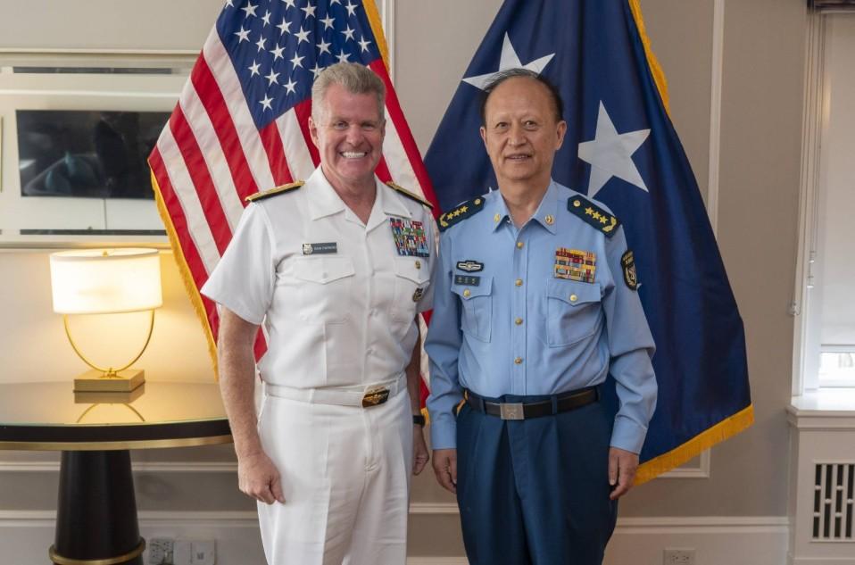 美軍印太司令帕帕羅與中共東部戰區司令員楊志斌(圖/翻攝自 U.S. NAVY)