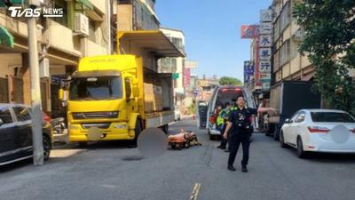 快訊/台中進化路死亡車禍!男騎士撞「堆高機叉臂」頸骨斷裂慘死