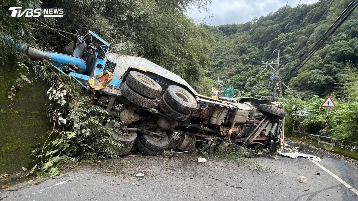 桃園復興驚傳水泥車打滑翻落邊坡 62歲駕駛頭部重創當場死亡
