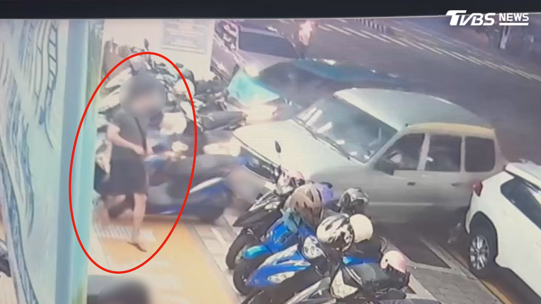 台南安南區發生五車連環撞,其中兩輛轎車差點衝進文具店,把停放在騎樓的機車撞倒,還差點波及路人(圖/金玉堂提供)