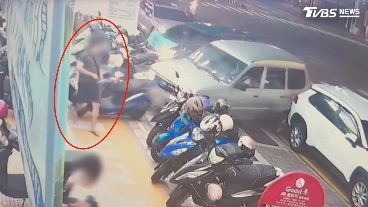 台南5車連環撞!2轎車衝騎樓險撞路人