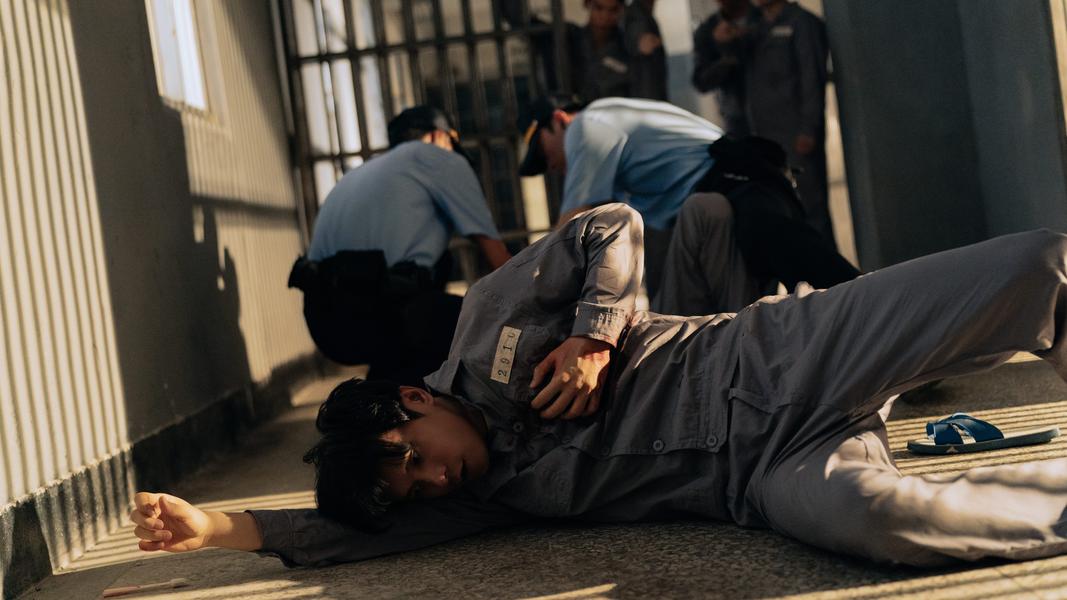 姚淳耀在劇中遭刺傷不支倒地。(圖/瀚草影視提供)
