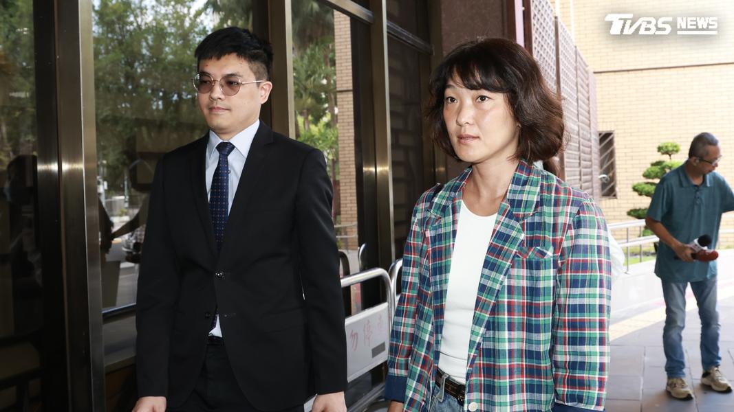 泰山企業由行銷副總鈕安澤與律師陳政熙,針對「中聯油事件」向台北地院遞狀。(圖/潘建樺攝)