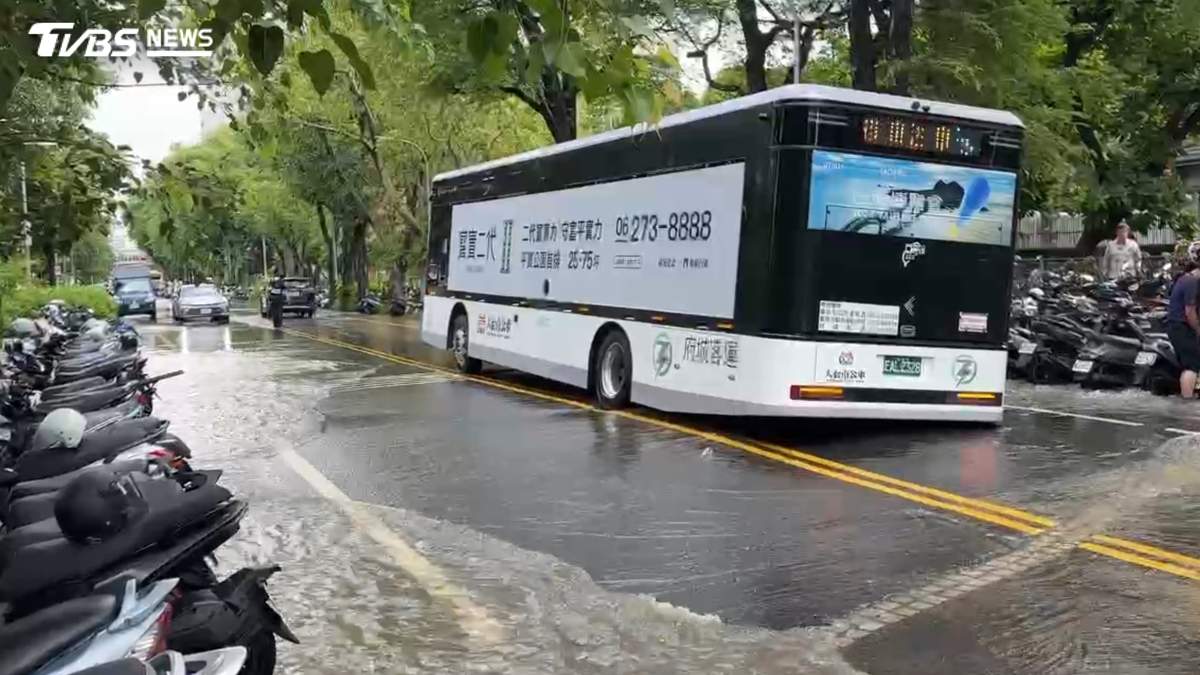 晴天淹成水樂園!成大外「水管破裂」湧泥水 公車卡坑洞動彈不得