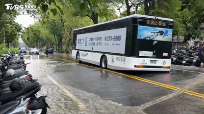 晴天淹成水樂園!成大外「水管破裂」湧泥水 公車卡坑洞動彈不得