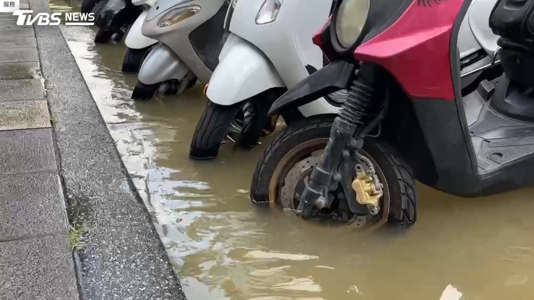 周邊大面積淹水,不少機車遭波及。(圖/TVBS)