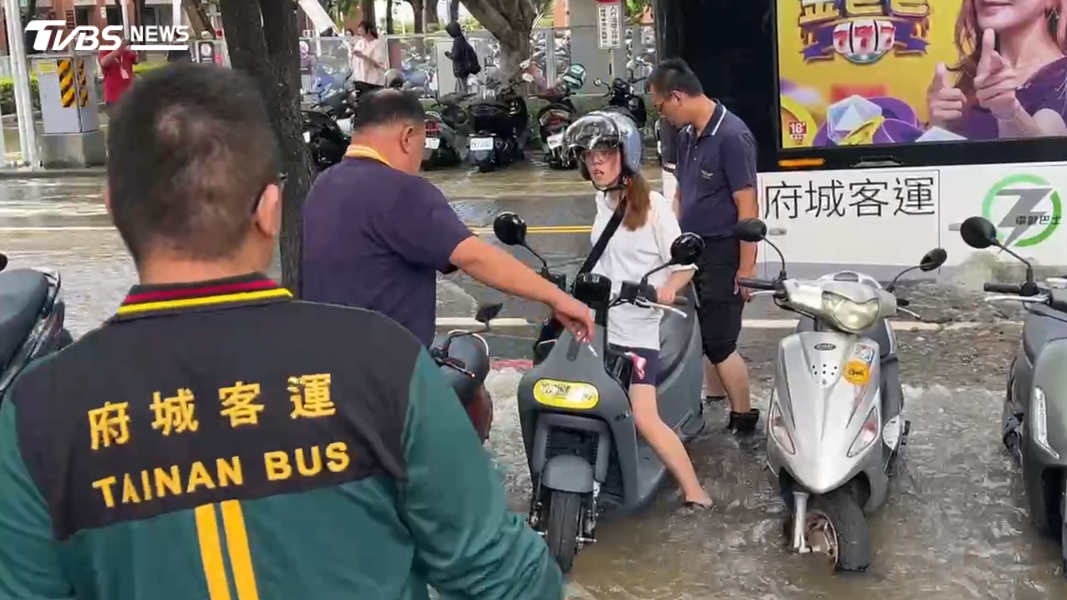 勝利路段(從小東路至大學路)緊急封閉。(圖/TVBS)
