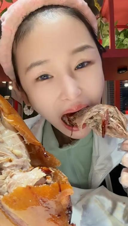 大胃王「幹飯瑩瑩」過去因食量驚人走紅。（圖／翻攝自小紅書）