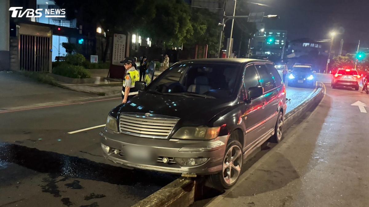 新北男開車失控衝上分隔島 他「已讀亂回」又站不穩被抓包毒駕