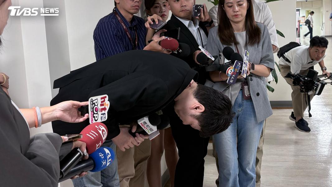 對於造成醫護及民眾困擾,北市議員李柏毅七度鞠躬致歉。(圖/黃芊昀攝)