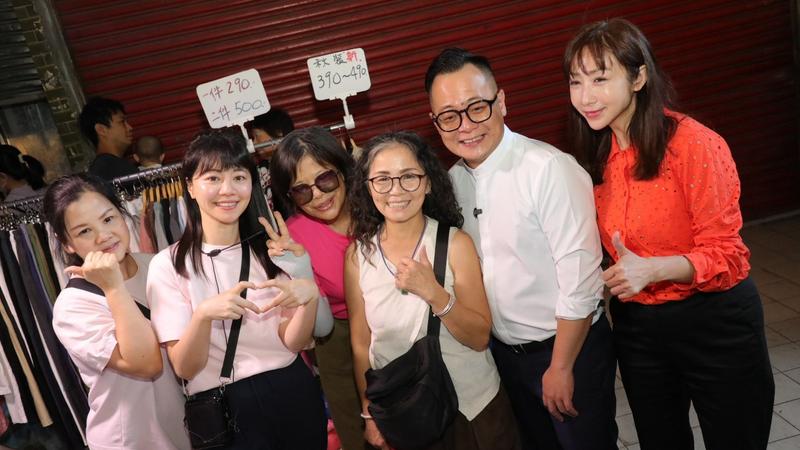 民進黨台北市議員參選人高嘉瑜(左2)8日陪同黨內基隆市長參選人童子瑋(右2)掃街拜票。(圖/童子瑋競辦提供)