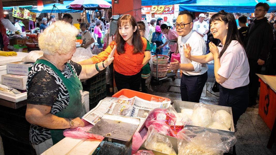 高嘉瑜、許淑華回家鄉基隆,與黨內基隆市長參選人童子瑋合體掃街拜票。(圖/童子瑋競辦提供)