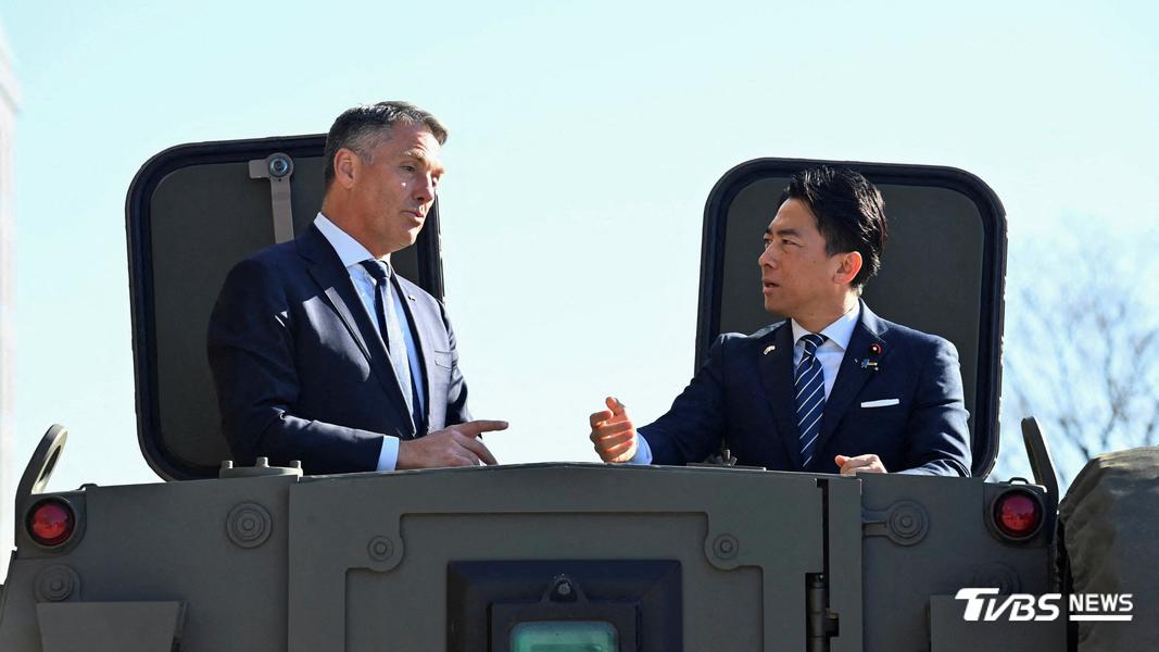 澳洲副總理兼國防部長馬爾斯(左)與日本防衛大臣小泉進次郎(右)交談。(圖/達志影像路透社)