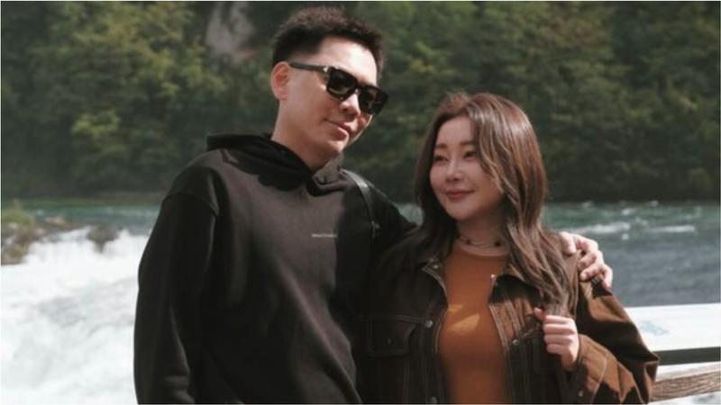 天后闆妹(右)和老公豪哥挺過2年前桃色醜聞,感情依舊融洽。(圖/翻攝自天后闆妹IG)