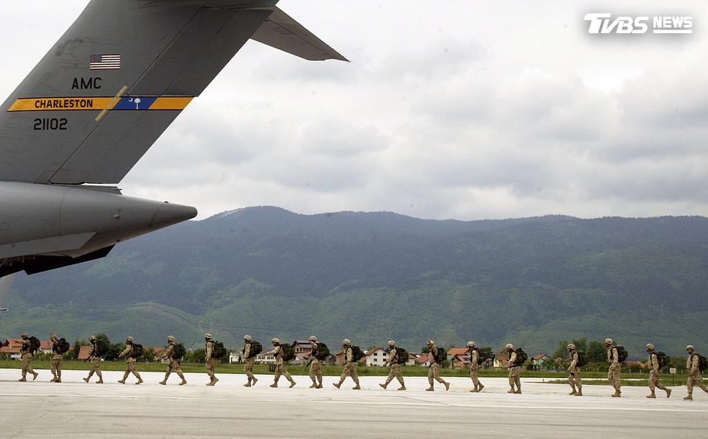 2005年　士兵在薩拉熱窩機場走向一架美軍飛機準備離開（圖／達志影像路透社）