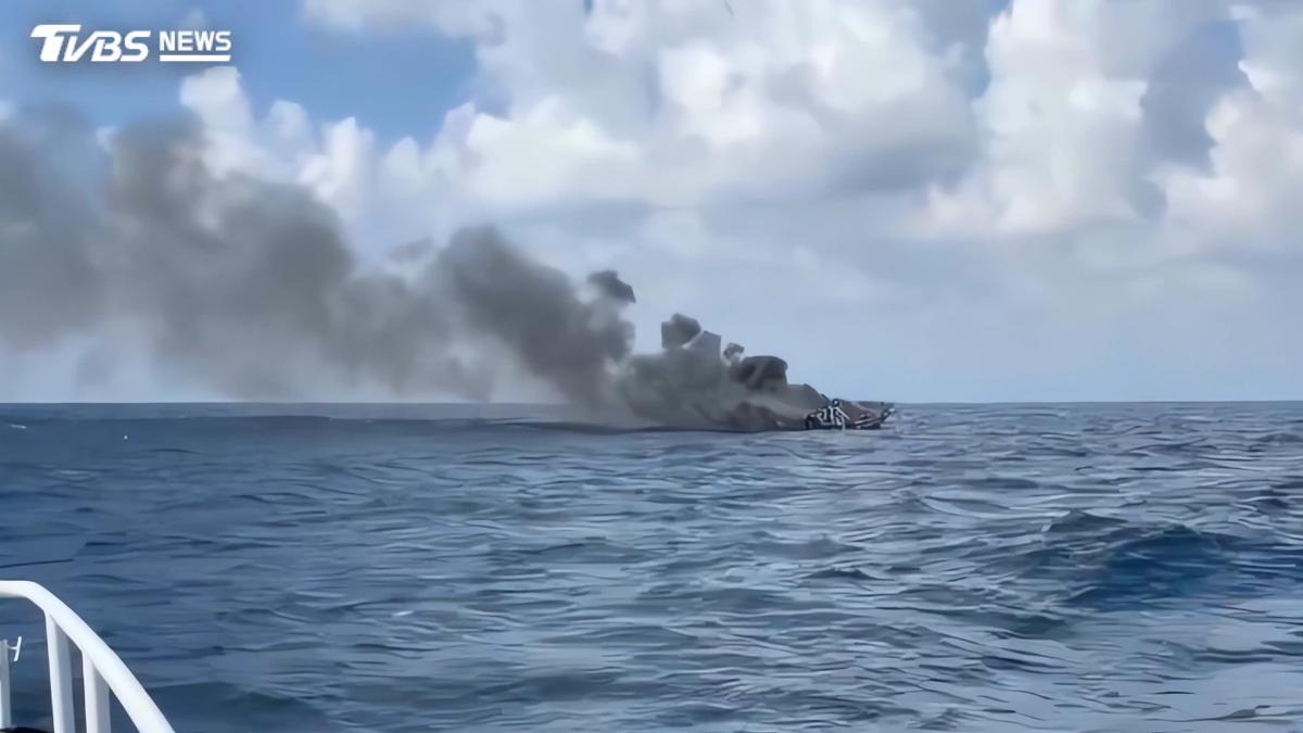 黑煙狂竄海面!彭佳嶼漁船失火後沉沒 驚險畫面曝光