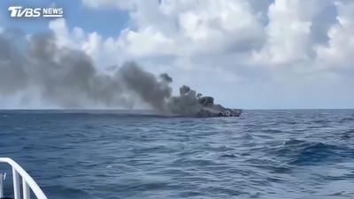 黑煙狂竄海面!彭佳嶼漁船失火後沉沒 驚險畫面曝光