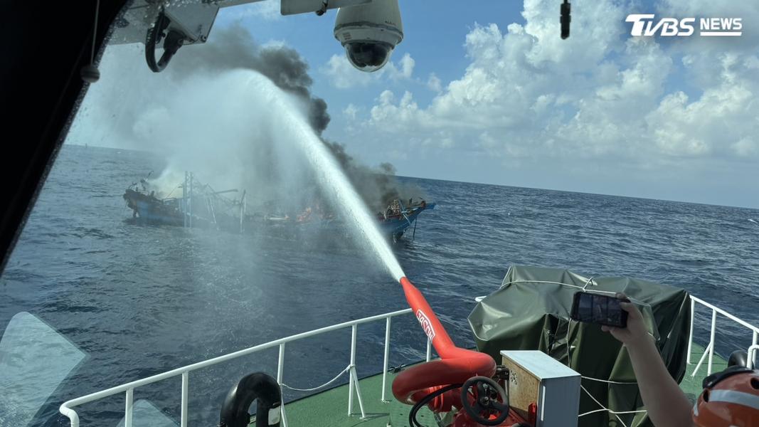 海巡迅速出動艦艇用高壓水砲撲滅漁船火勢。(圖/TVBS)