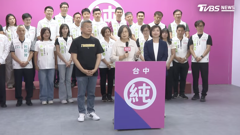前總統蔡英文8日前往台中幫黨內台中市長參選人何欣純(前排右)站台,還稱擔任競總榮譽主委是因為遭民進黨團總召蔡其昌(前排右)威脅。(圖/TVBS)
