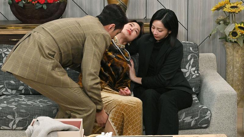 黃瑄(中)昏倒,嚇壞女兒蔡祥(右),張雁名趕來救人。(圖/台視提供)