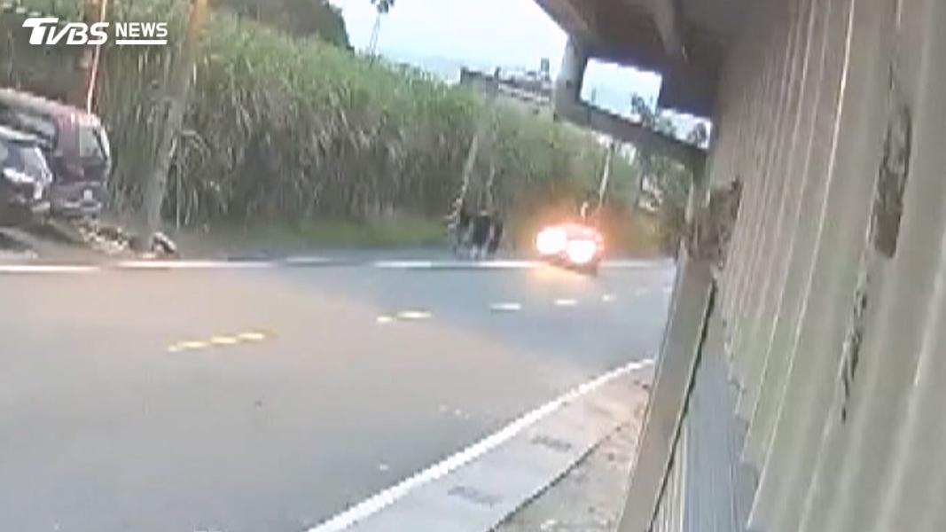 晚餐後散步遇橫禍!45歲母與21歲兒「被撞飛草叢」多處骨折。(圖/TVBS)