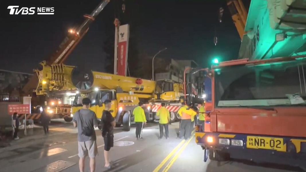 120噸吊車陷坑洞「翹腳」!5輛吊車救援失敗,燒紙錢後奇蹟脫困。(圖/TVBS)