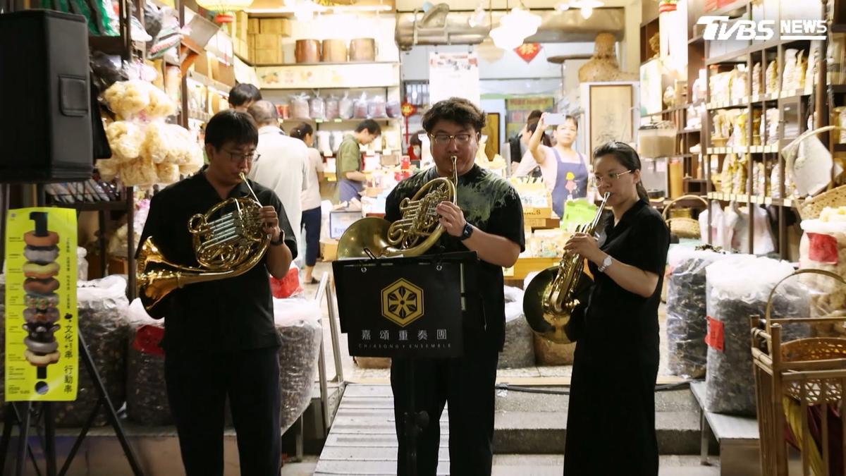 嘉義管樂團快閃老街 奏《夏夜晚風》