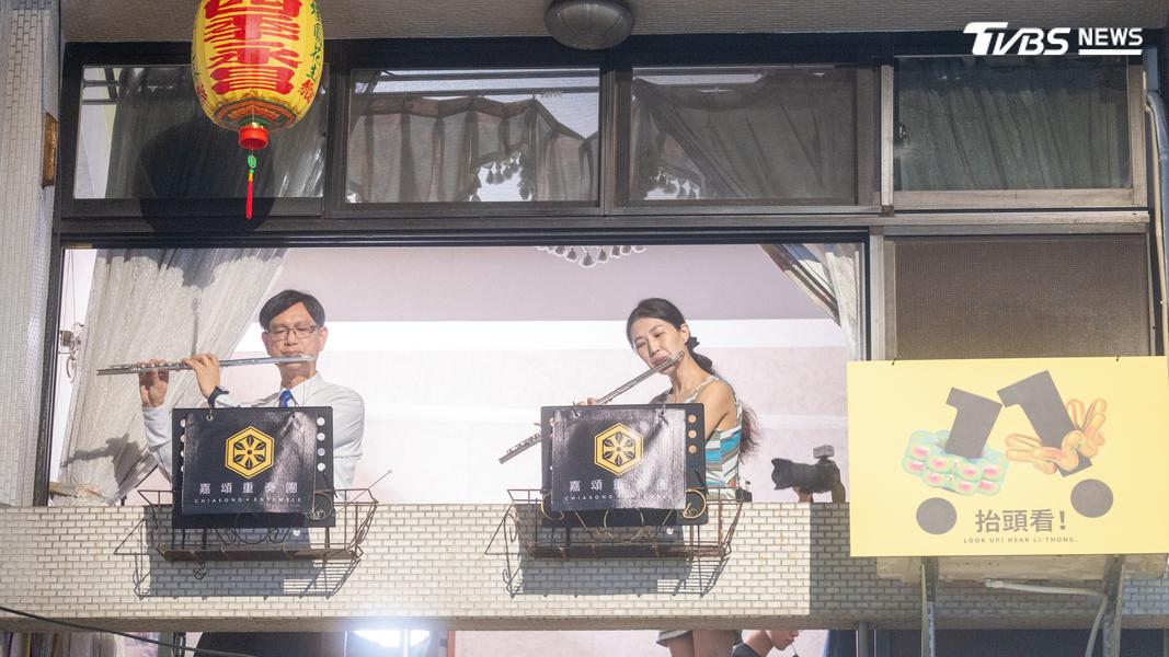 受邀表演的嘉頌重奏團快閃演出一個小時,一共演奏7首不同曲目。(圖/TVBS)