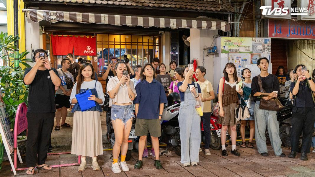 快閃活動吸引不少遊客駐足欣賞,讓整條街區充滿浪漫情調。(圖/TVBS)