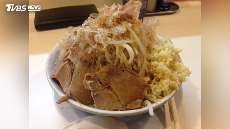 在日本以大份量聞名的人氣拉麵店「拉麵二郎」京都店,近日爆發嘔吐風波。(示意圖,非當事店家/Shutterstock達志影像)