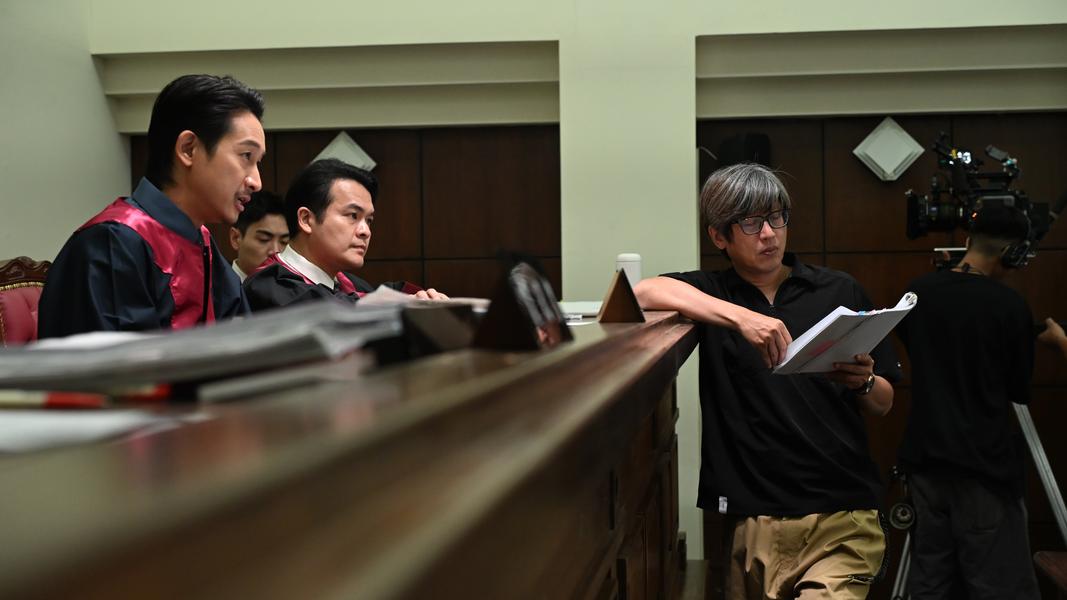 邱凱偉(左)收工靠牛肉湯療癒,右起為導演張晉榮、黃浩詠。(圖/ 華視、公視台語台提供)