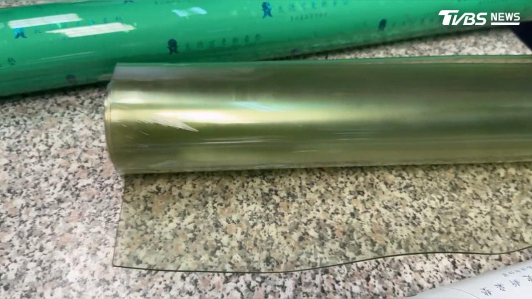 這款「可撕桌墊」是高雄一家塑膠工廠20多年前申請專利的產品。(圖/TVBS)