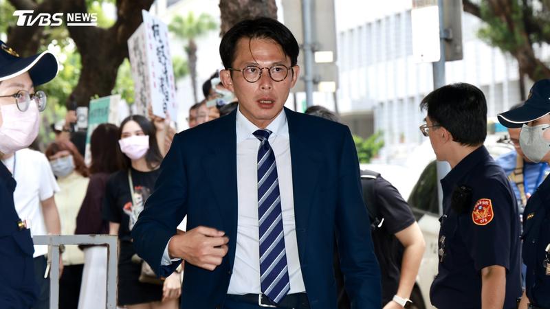 民眾黨主席黃國昌今日出席創黨主席柯文哲二審準備程序庭。(圖/潘建樺攝)