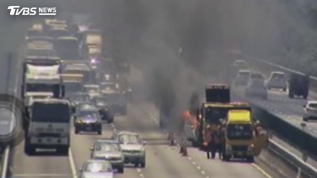 三義段國道驚見火球!白車撞緩撞車起火 塞爆回堵3公里