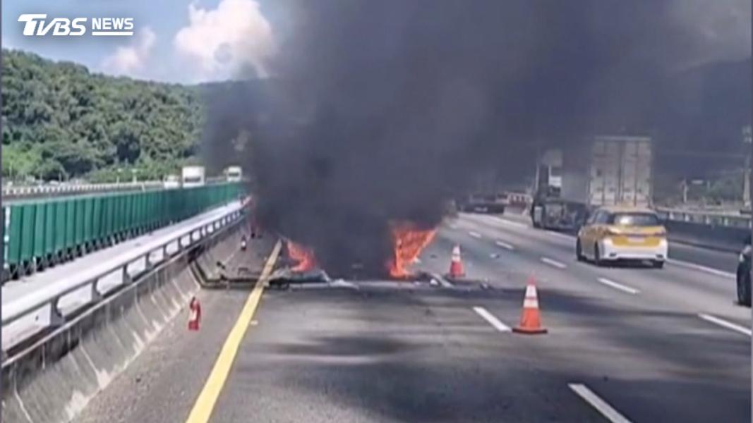三義段國道驚見火球!白車撞緩撞車起火,塞爆回堵3公里。(圖/TVBS)