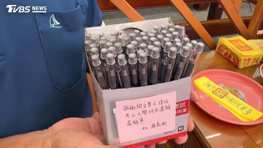 從高雄騎機車行駛150多公里來到雲林,完成還願心願。(圖/TVBS)