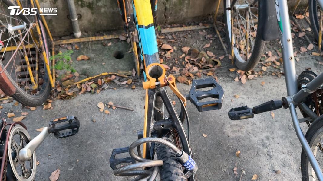 座墊憑空消失!興大生開學見愛車殘缺,自由車社幫扛車維修。(圖/TVBS)