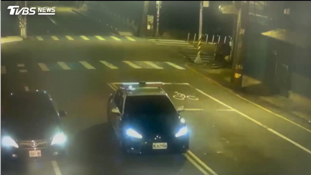 兩車僵持許久,黑車趁隙落跑。(圖/TVBS)