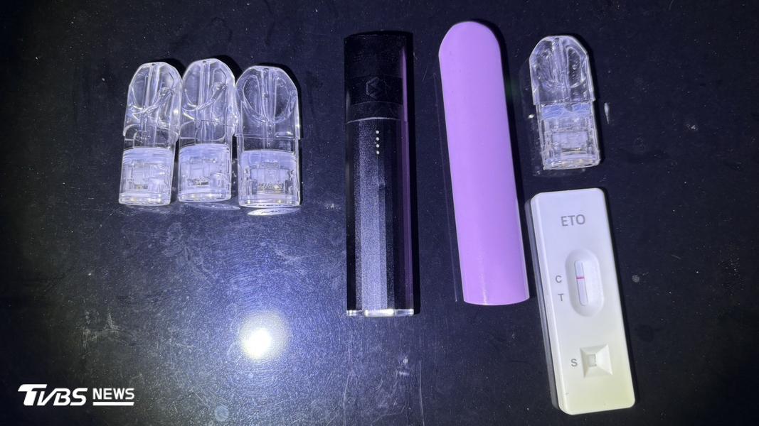 車上查獲電子菸桿,以及4顆喪屍菸彈,徐姓乘客毒品快篩呈現陽性。(圖/TVBS)