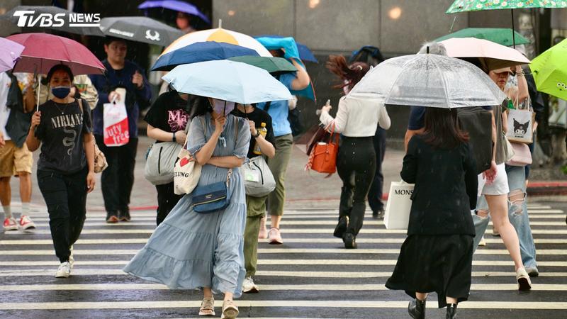 氣象署提醒,南部降雨機率比較高。(圖/TVBS)