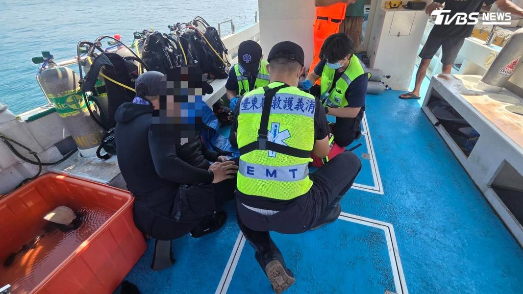 男遊客到綠島潛水,才下水10分鐘就因身體不適上船,未料半途失去生命跡象,警消急上船搶救。(圖/TVBS)