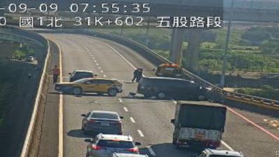 快訊/上班快改道!國1北五楊高架追撞 2車「橫卡車道」車流全堵