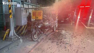 桃園壽山高中旁失火!「蚵嗲行動餐車」狂竄火煙畫面曝