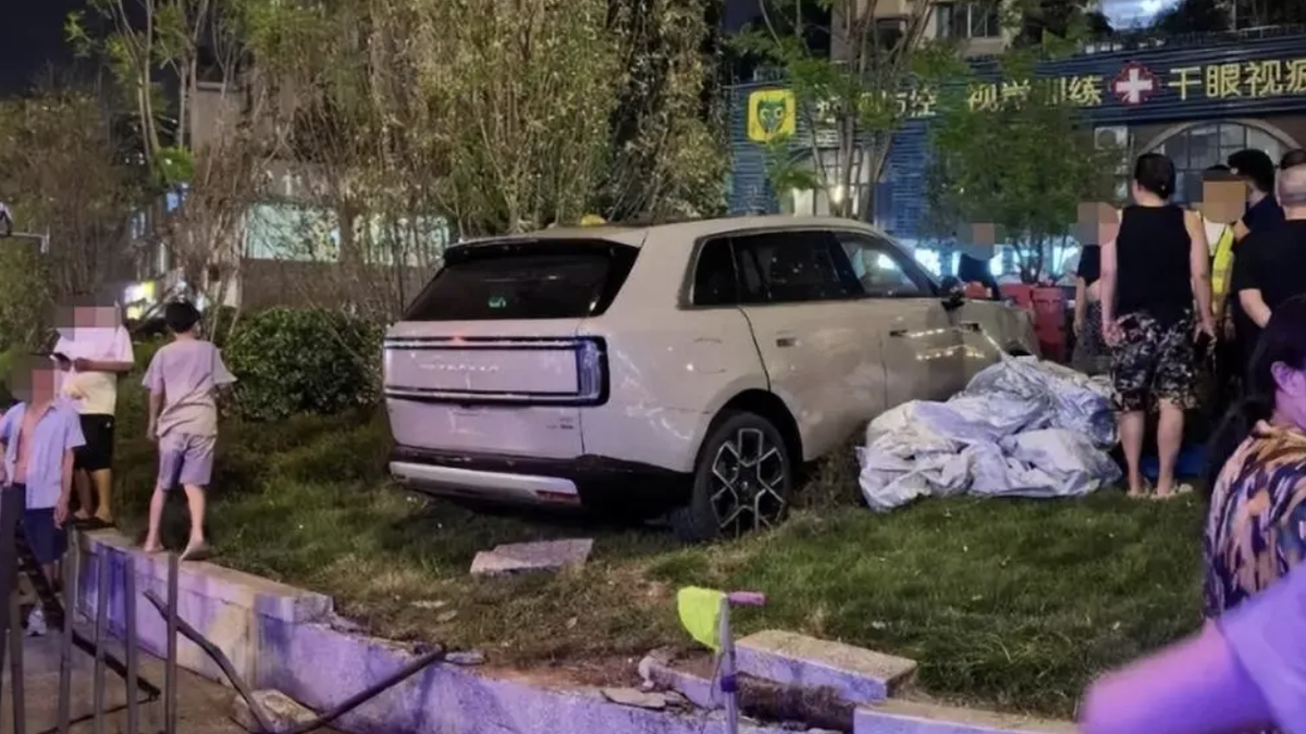 小米新車發表隔天!試駕竟「衝進綠化帶」