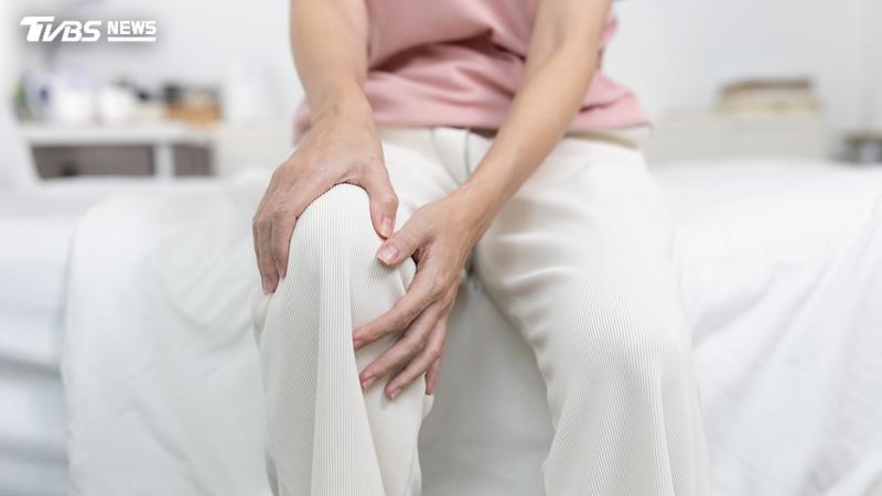 膝蓋下床依然卡卡、蹲下站不起來。(示意圖/Shutterstock達志影像)