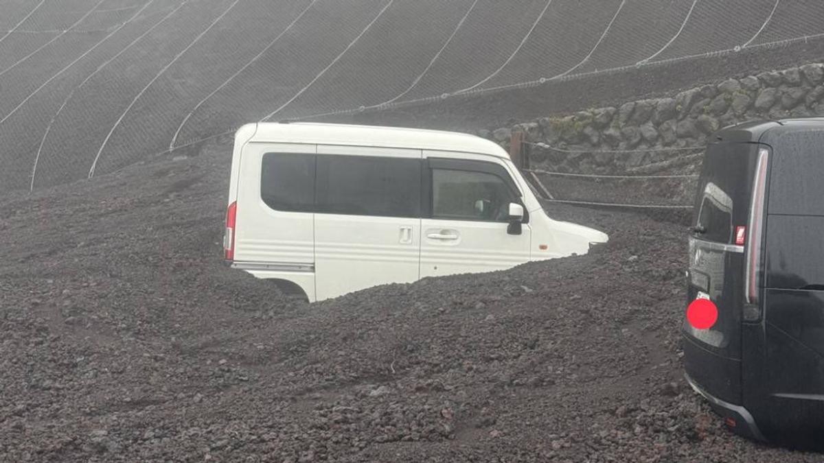 富士山驚傳土石流!泥沙灌入停車場「3車慘遭掩埋」 當局急救援