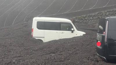 富士山驚傳土石流!泥沙灌入停車場「3車慘遭掩埋」 當局急救援
