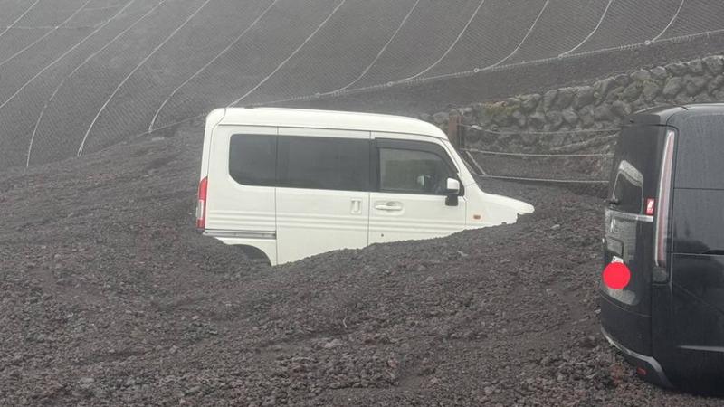 日本富士山的1處停車場傳出遭遇土石流。(圖/翻攝自X@yuiyuiyui2020)